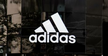 Adidas – Ein Symbol für sportliche Exzellenz und Innovation (Foto: AdobeStock 283043772 ink drop)