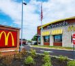 McDonald’s Restaurants sind überall auf der Welt präsent und erfreuen sich großer Beliebtheit. (Foto: AdobeStock-866808606 Refrina)