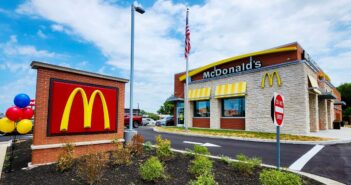 McDonald’s Restaurants sind überall auf der Welt präsent und erfreuen sich großer Beliebtheit. (Foto: AdobeStock-866808606 Refrina)